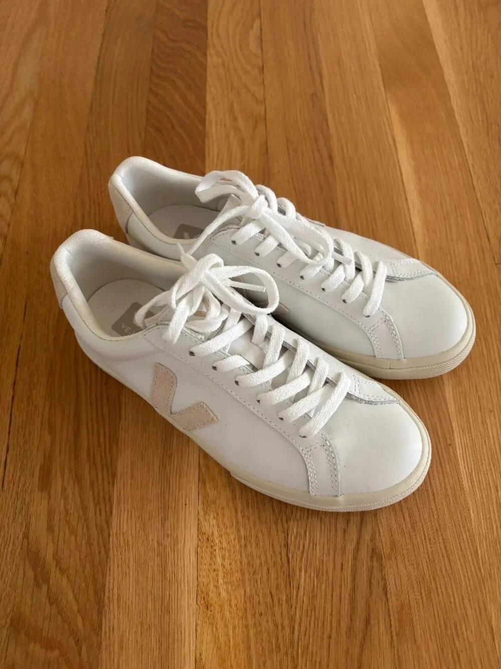 Veja White/Cream Leather Women's Sneakers - Size 8 - NEARLY NEW! FREE SHIPPING!